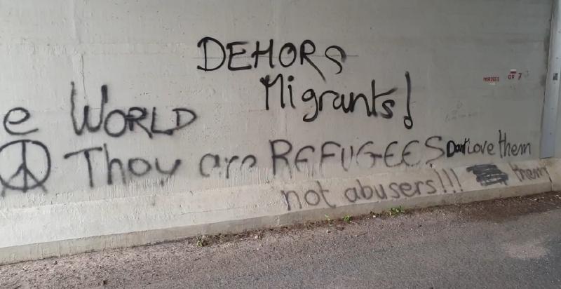 Au « they are refugees, not abusers » se superposent « dehors migrants ! » ; au « love them », quelqu&rsquo;un ajoute « don&rsquo;t ». L&rsquo;intégralité du tunnel est taggué sous cette forme.