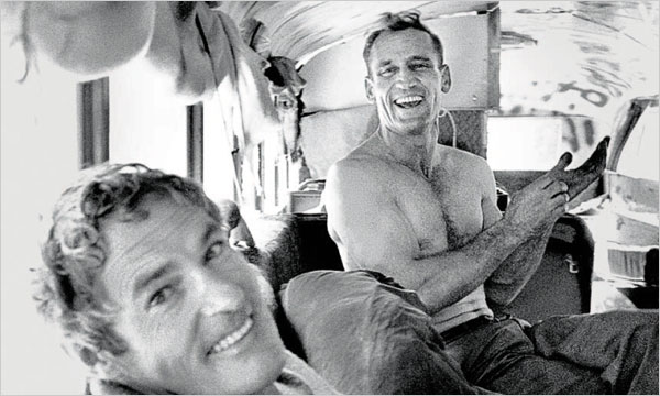 Leary (à gauche) à bord du Furthur bus en 1964, un bus sillonnant les États-Unis en diffusant les idéaux contre-culturels et le LSD.